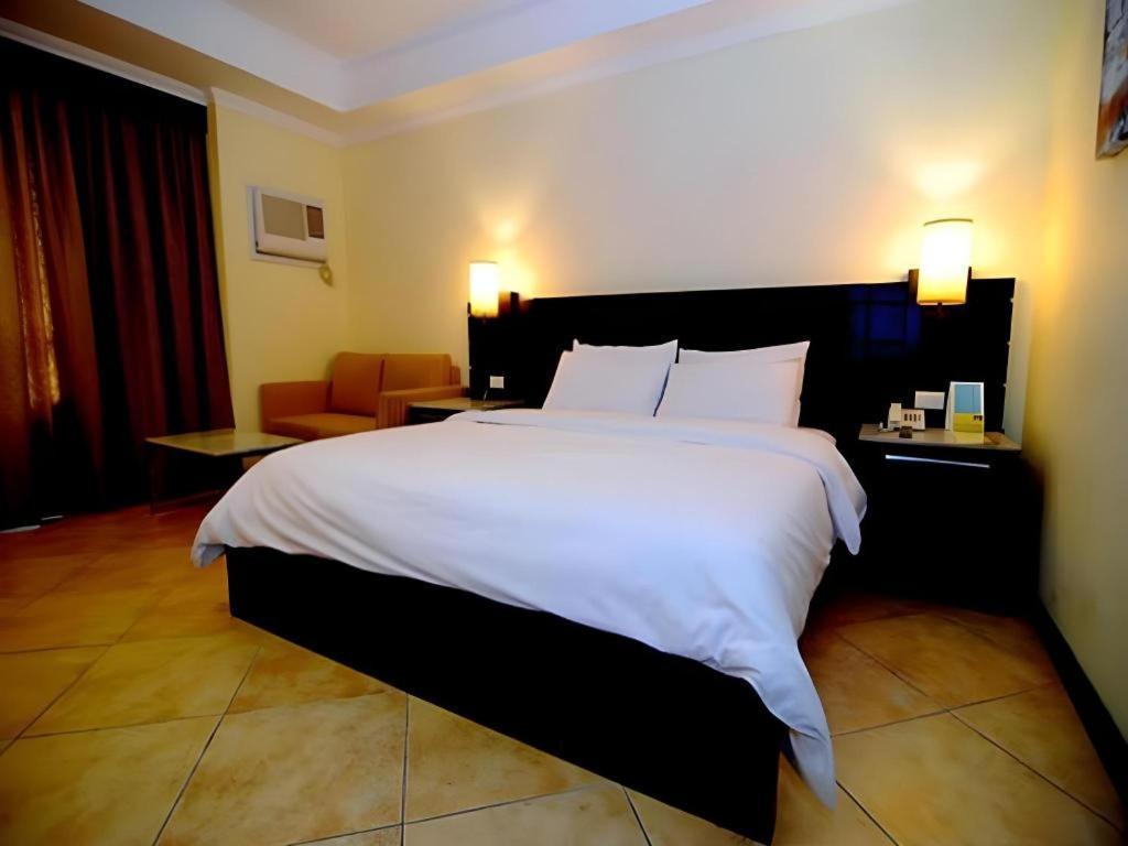 Mo2 Westown Hotel San Juan Bacolod Esterno foto